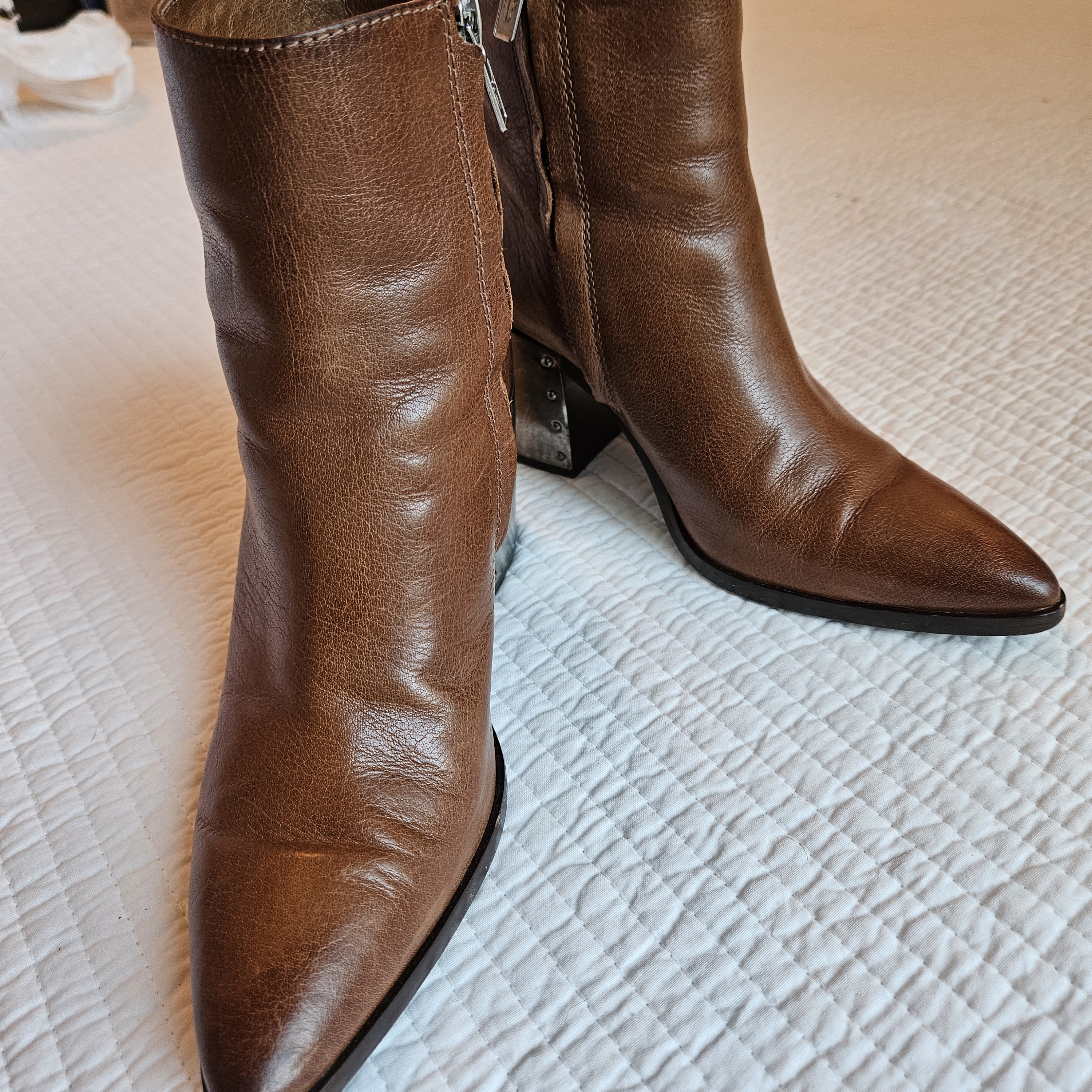 Frye Ladies Brwn Leather Roper-Style Western Boot W/ Engraved Metal Heel Covers